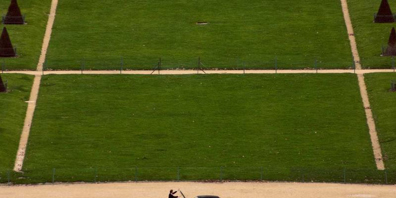 小众品牌如何通过差异化设计与创意策划突围红海市场 | 尤娜设计深度解析